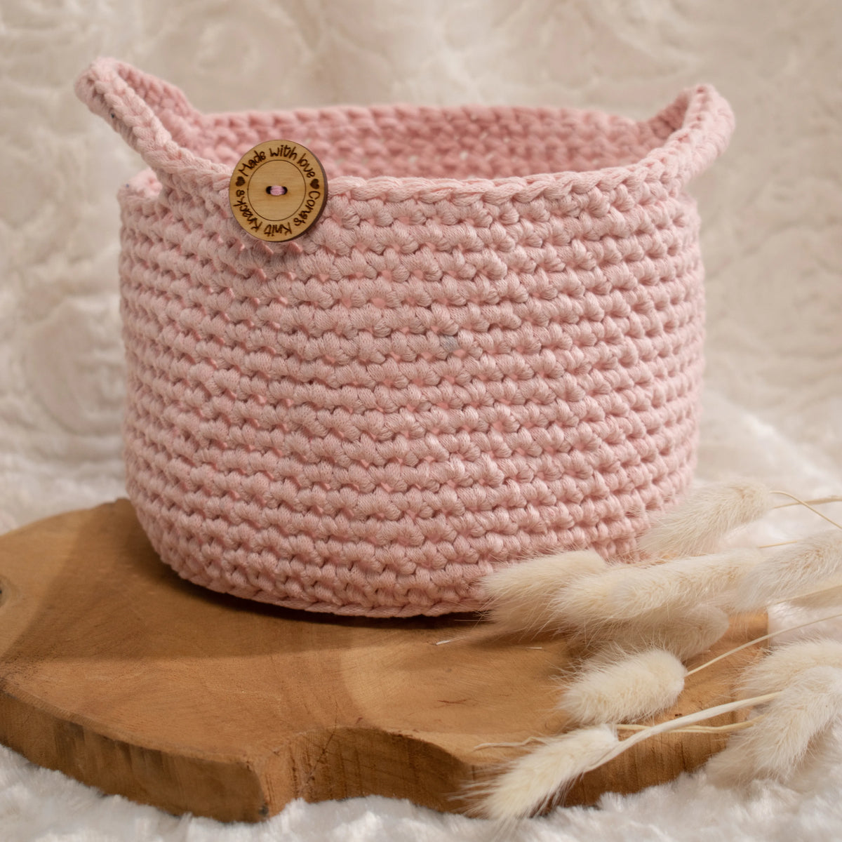 Licht roze gehaakte mand gemaakt met Haakpatroon mand Maartje ontworpen door Cora's Knit Knacks