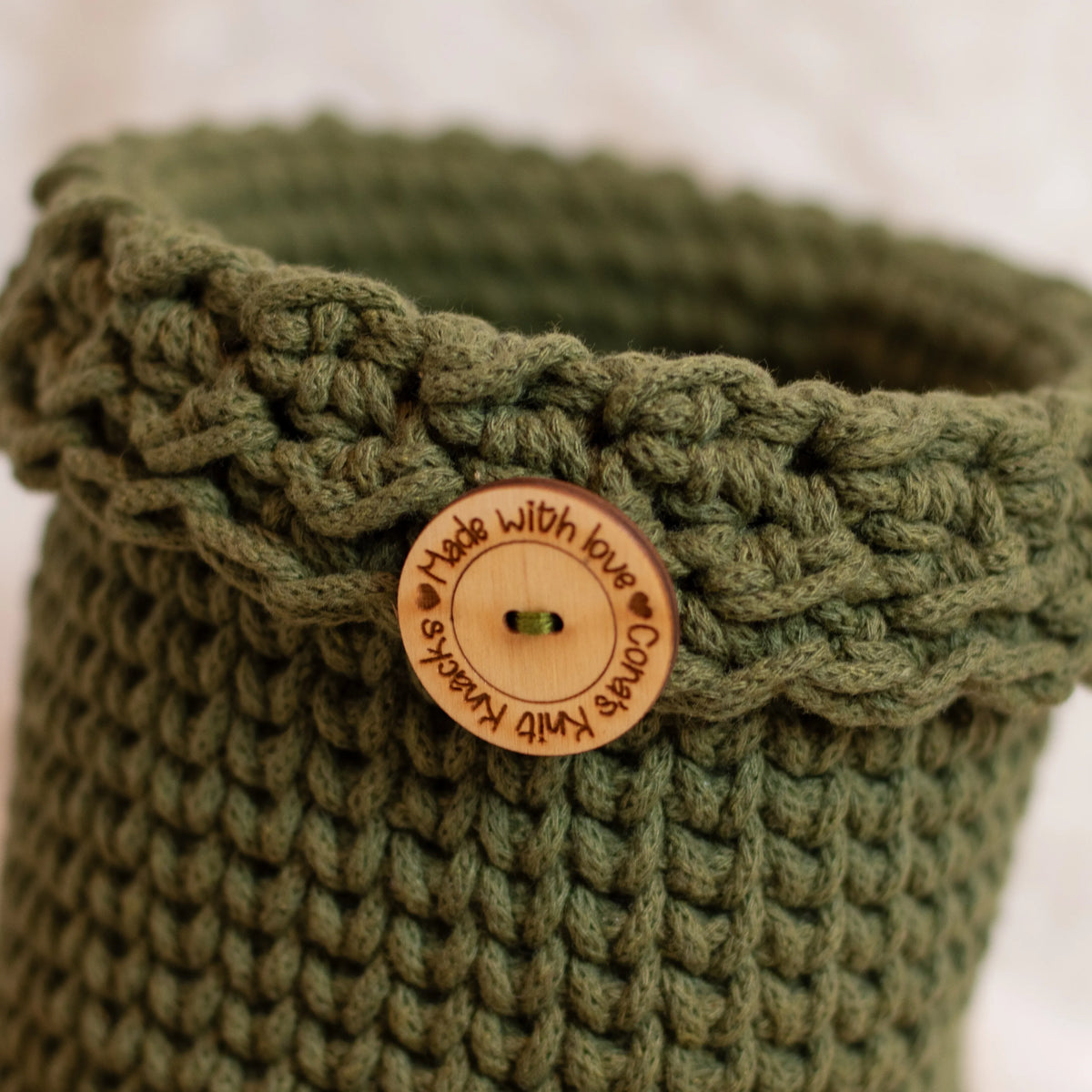 Close up van mand Wim gehaakt met Haakpatroon manden Wim en Bobby ontworpen door Cora's Knit Knacks