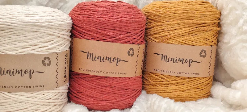 Drie kleuren Lankava Minimop bij elkaar op een witte deken