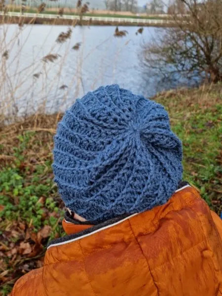 Gehaakt Haakpatroon muts Swirl ontworpen door Cora's Knit Knacks