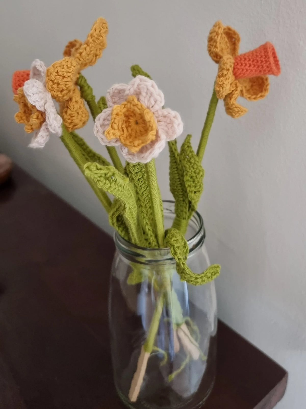 Gehaakte narcissen naar Haakpatroon narcissen Neha en Neve ontworpen door Cora's Knit Knacks