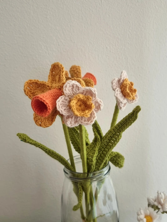 Gehaakt Haakpatroon narcissen Neha en Neve ontworpen door Cora's Knit Knacks
