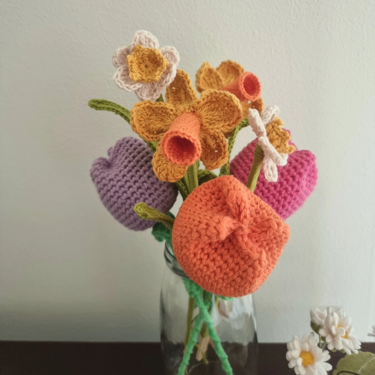 Gehaakte narcissen en tulpen in een bosje naar Haakpatroon narcissen Neha en Neve en haakpatroon tulpen, beiden ontworpen door Cora's Knit Knacks
