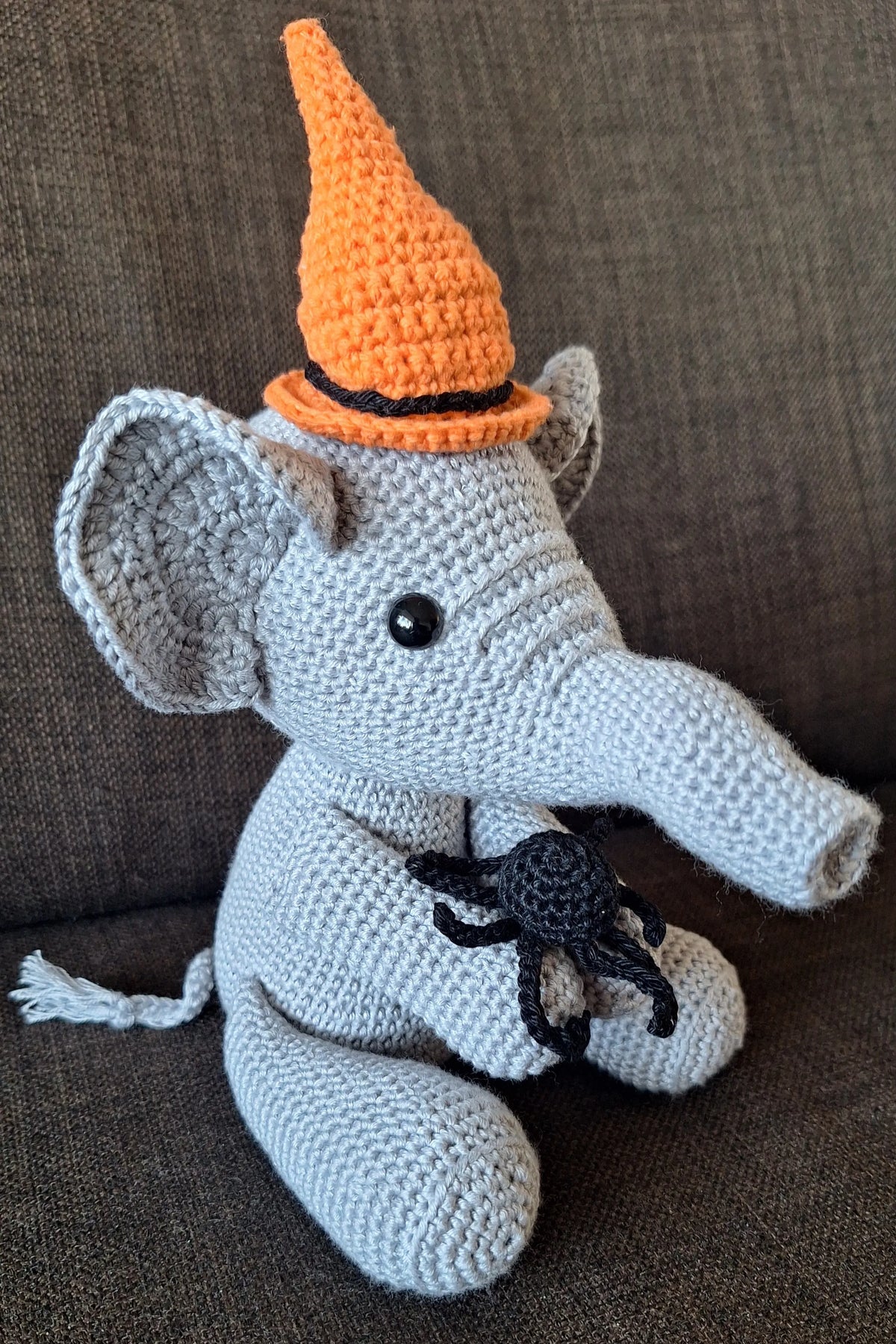 Gehaakt Haakpatroon olifant Olga ontworpen door Haaksels en breisels, olifant in Halloween sfeer, met een hoed en spin