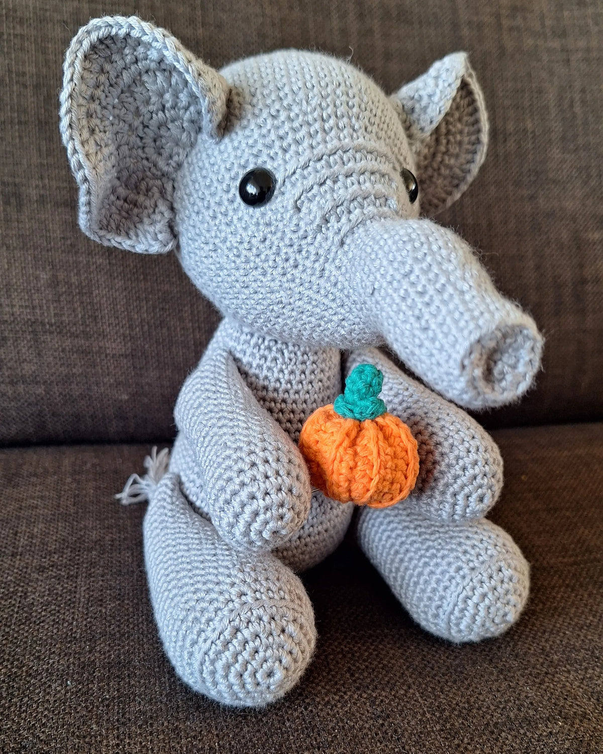 Gehaakt Haakpatroon olifant Olga ontworpen door Haaksels en breisels, olifanten knuffel met een pompoen