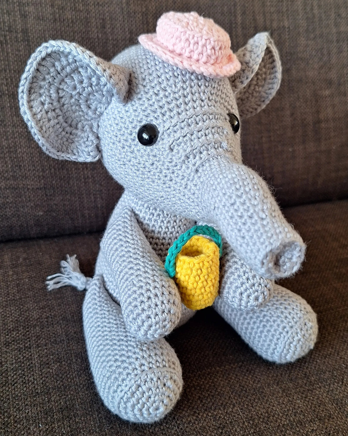 Gehaakt Haakpatroon olifant Olga ontworpen door Haaksels en breisels, olifant met een hoedje en een emmertje