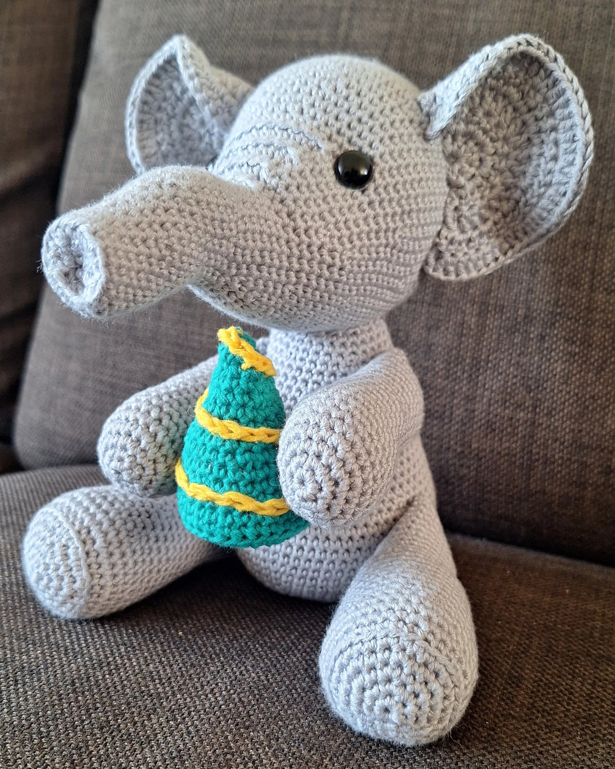 Gehaakt Haakpatroon olifant Olga met een kerstboom ontworpen door Haaksels en breisels