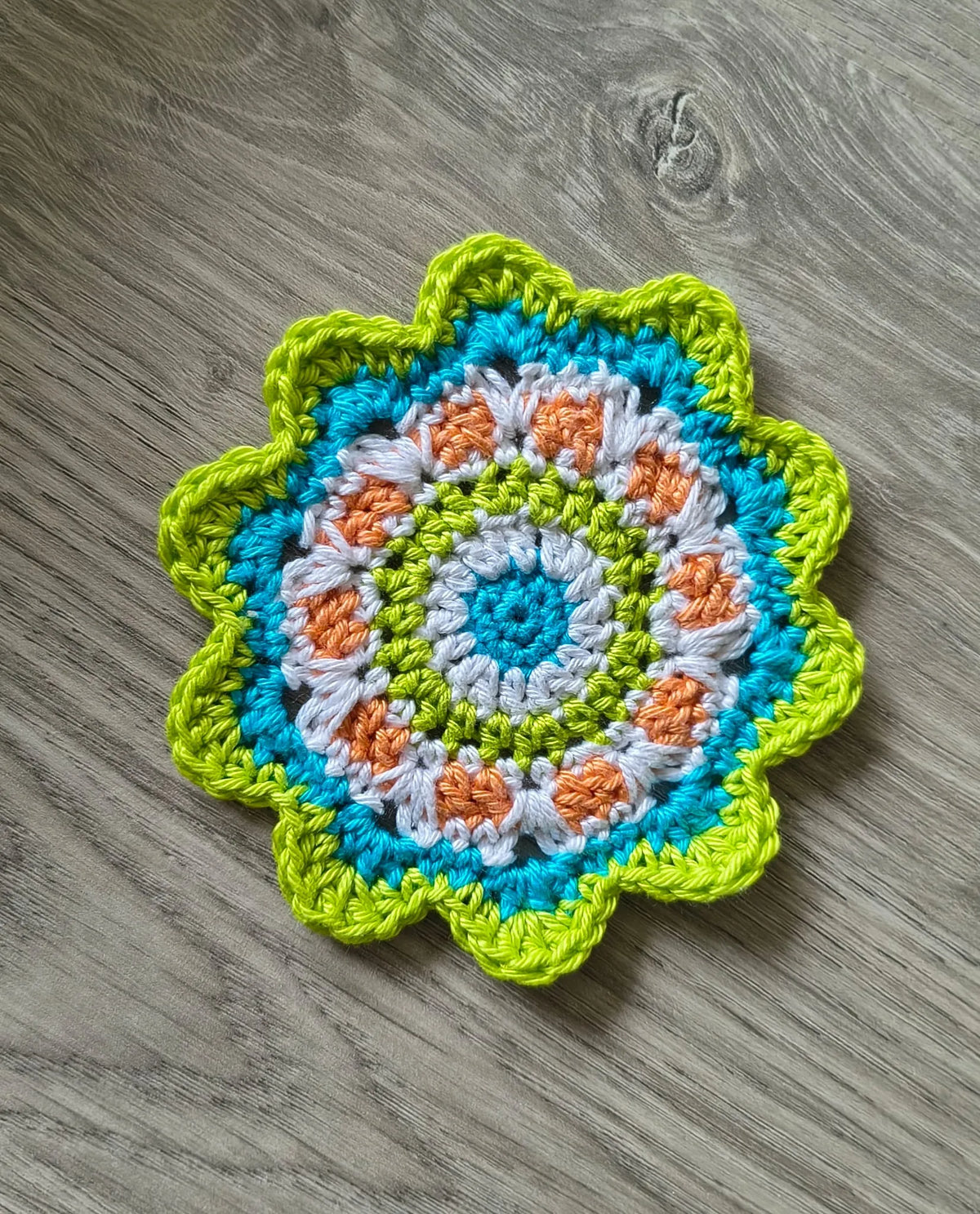Gehaakt Haakpatroon onderzetter Bloem ontworpen door World of Womencraft