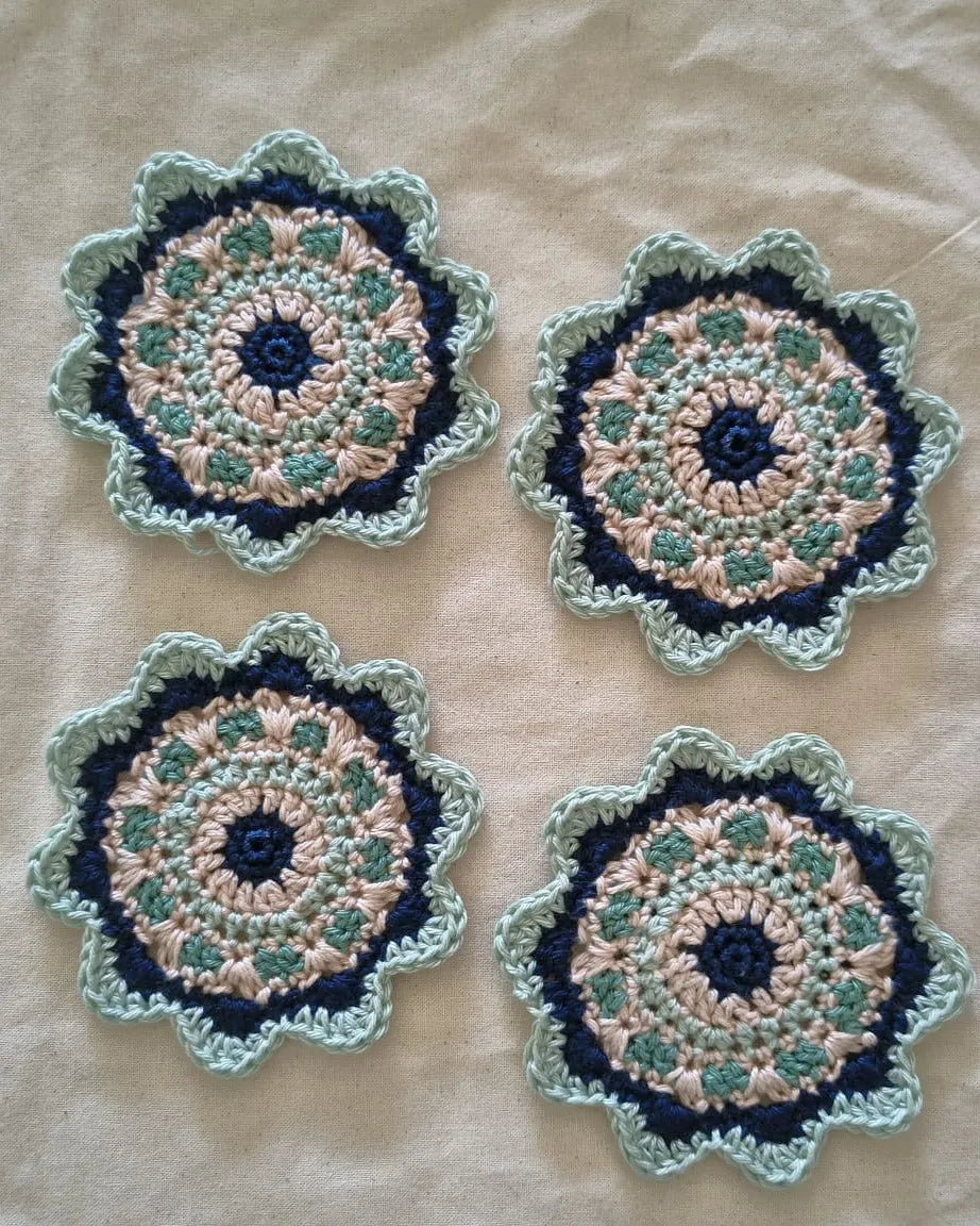 Gehaakt Haakpatroon onderzetter Bloem ontworpen door World of Womencraft