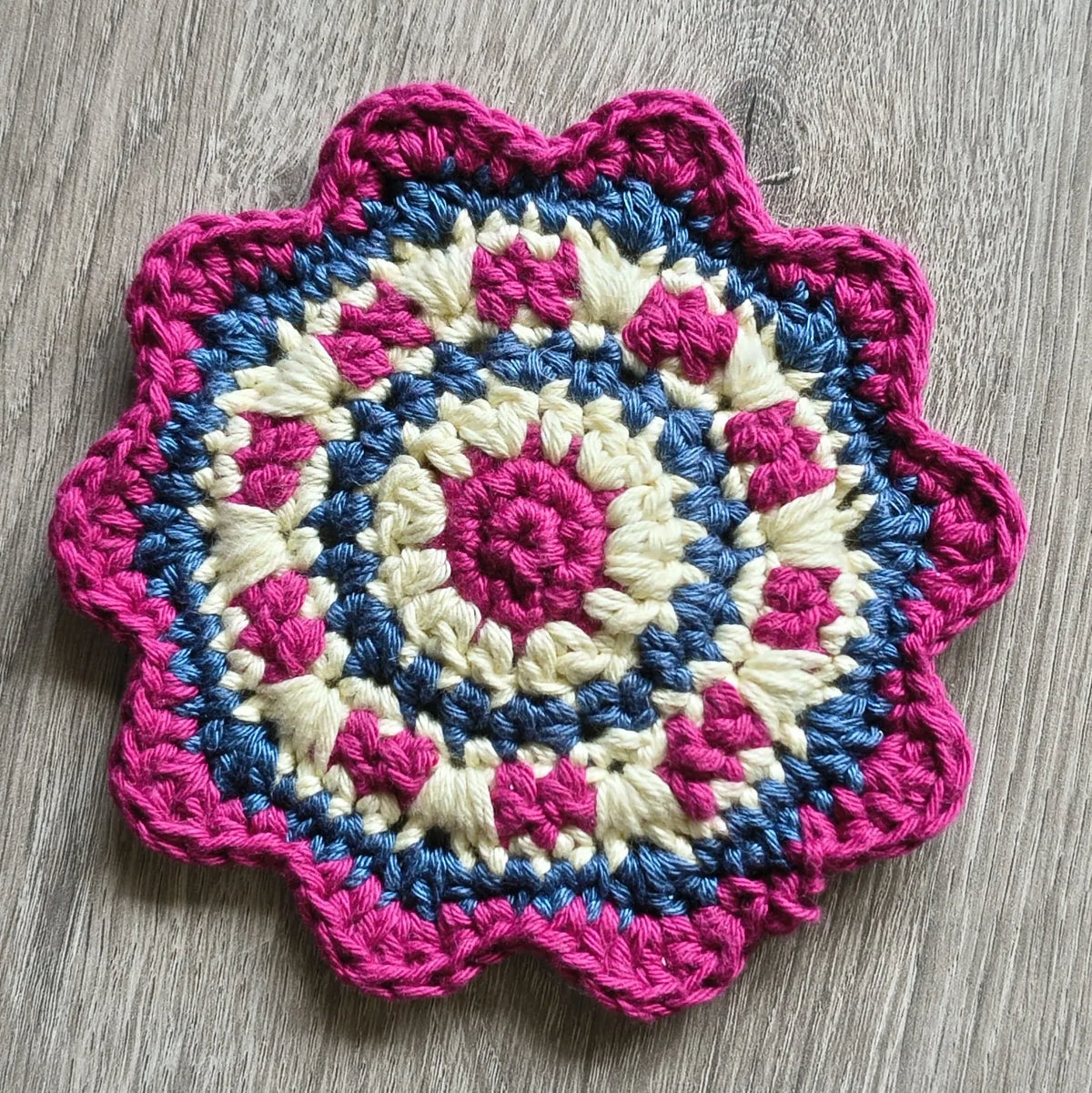 Gehaakt Haakpatroon onderzetter Bloem ontworpen door World of Womencraft