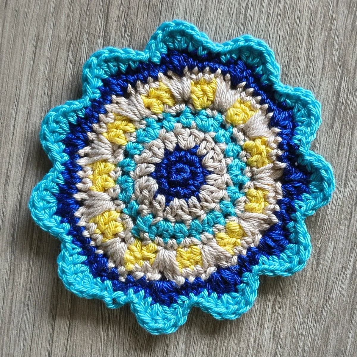 Gehaakt Haakpatroon onderzetter Bloem ontworpen door World of Womencraft
