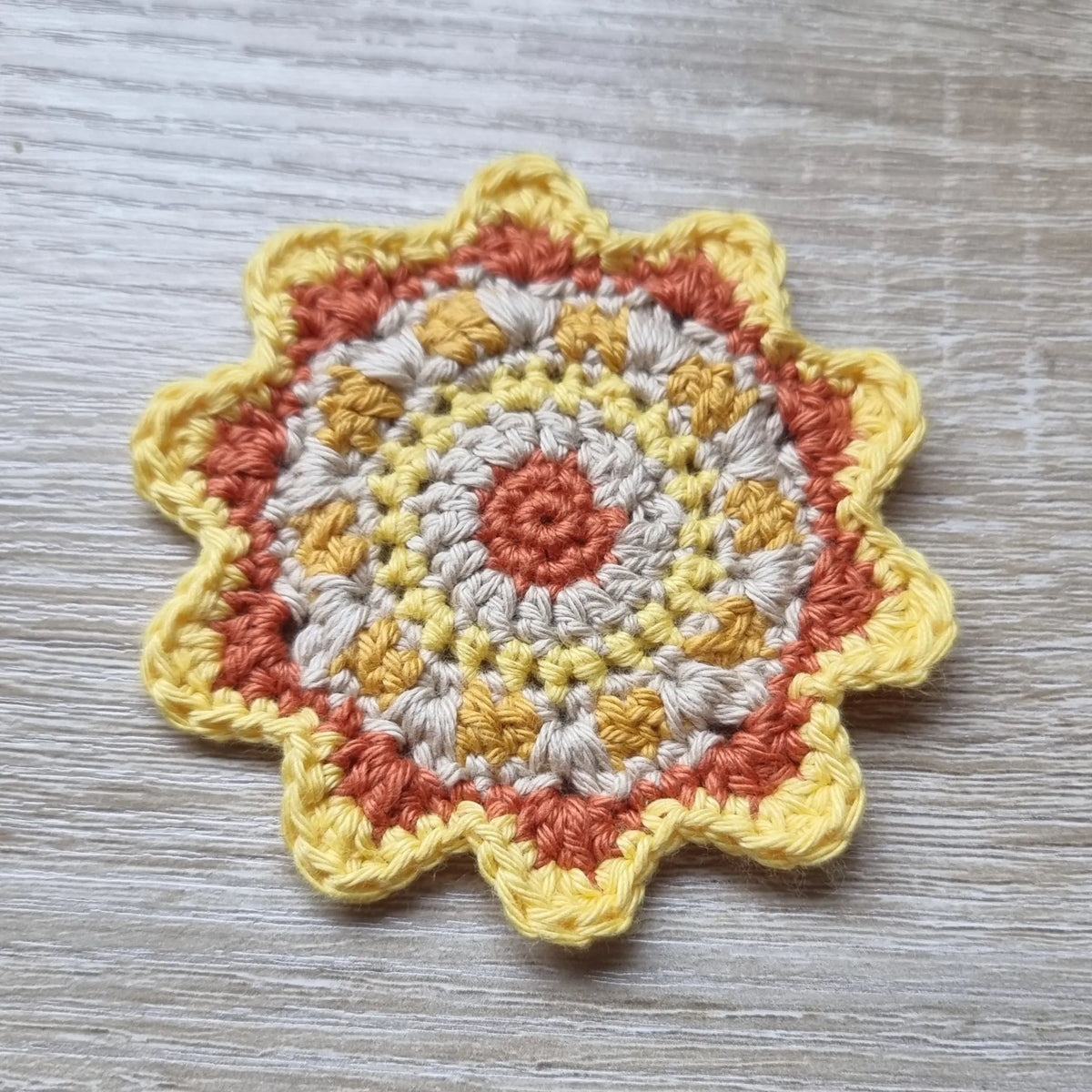 Gehaakt Haakpatroon onderzetter Bloem ontworpen door World of Womencraft
