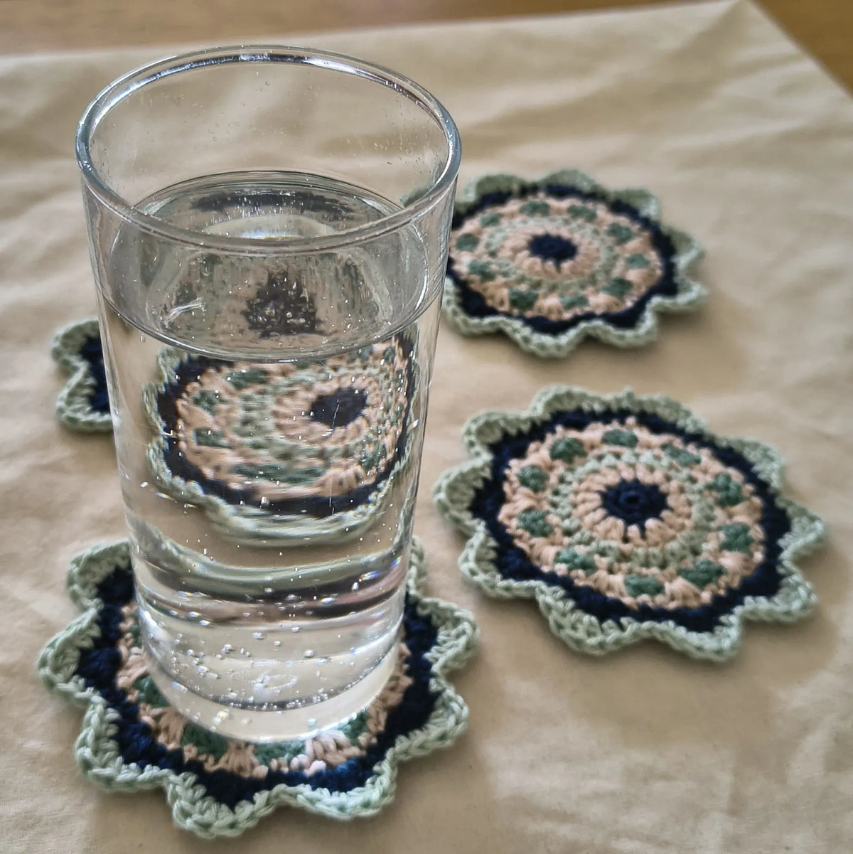 Gehaakt Haakpatroon onderzetter Bloem ontworpen door World of Womencraft