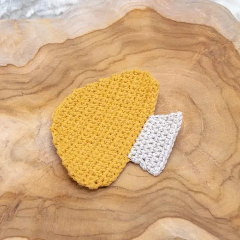 Gehaakt Haakpatroon paddenstoel onderzetter Toora ontworpen door Cora's Knit Knacks, onderzetter voor de herfst in de vorm van een geel beige paddenstoel