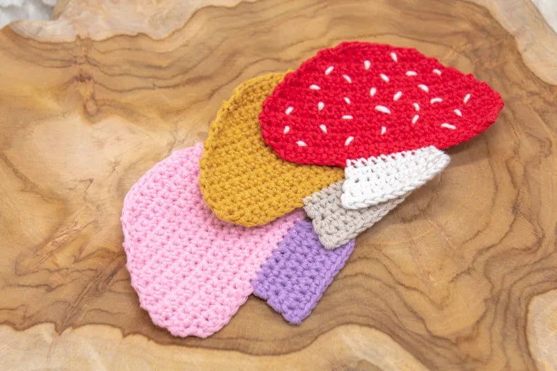 Verschillende gehaakte paddenstoel onderzetters bij elkaar gemaakt met het  Haakpatroon paddenstoel onderzetter Toora ontworpen door Cora's Knit Knacks