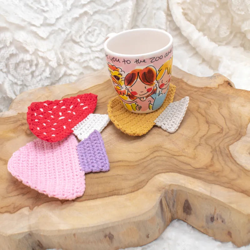 Verschillende gehaakte paddenstoel onderzetters bij elkaar gemaakt met het Haakpatroon paddenstoel onderzetter Toora ontworpen door Cora's Knit Knacks