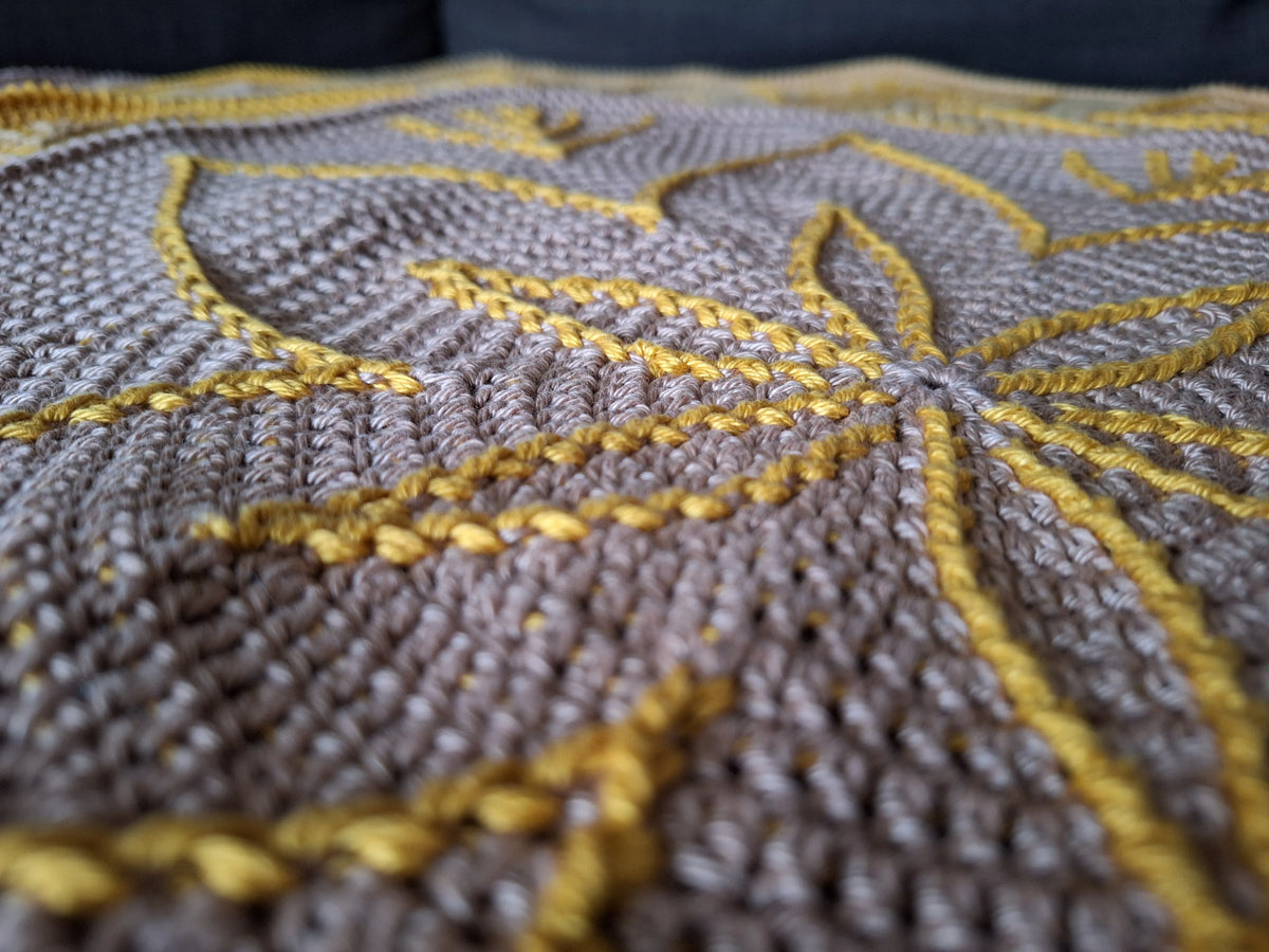 Close up van het gehaakte Haakpatroon placemats met bloem ontworpen door Haaksels en breisels