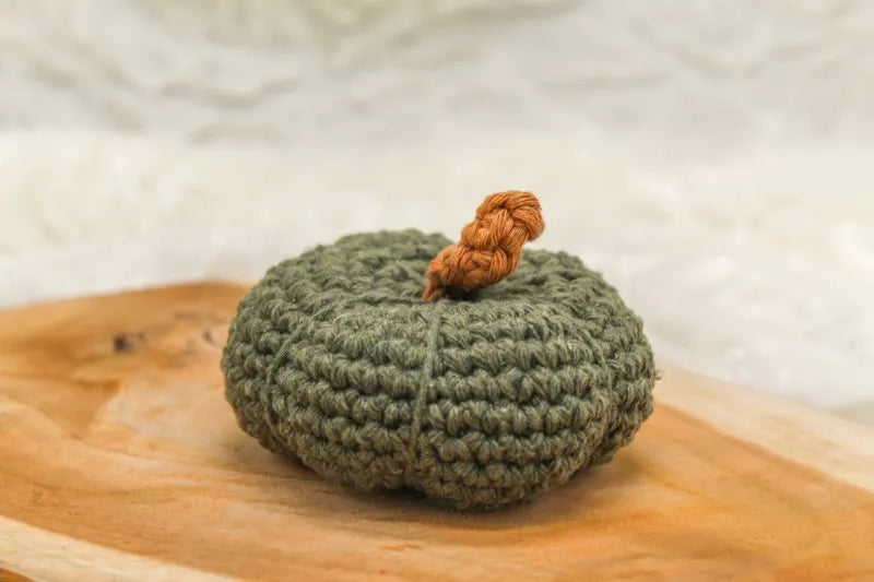 Donkergroene gehaakte pompoen gemaakt met Haakpatroon pompoen Kaddu ontworpen door Cora's Knit Knacks