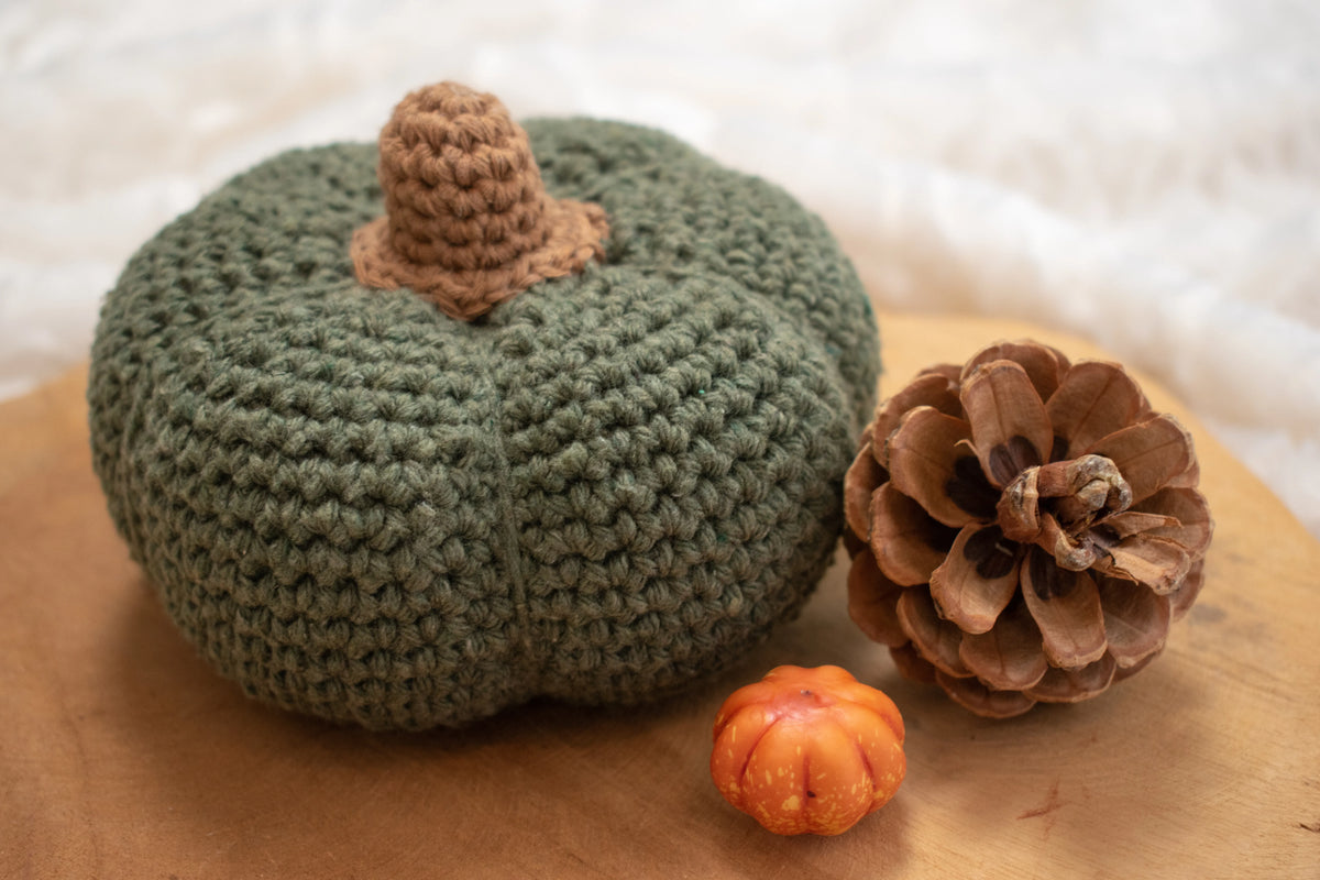 Donkergroene gehaakte pompoen gemaakt met Haakpatroon pompoen Zucca ontworpen door Cora's Knit Knacks