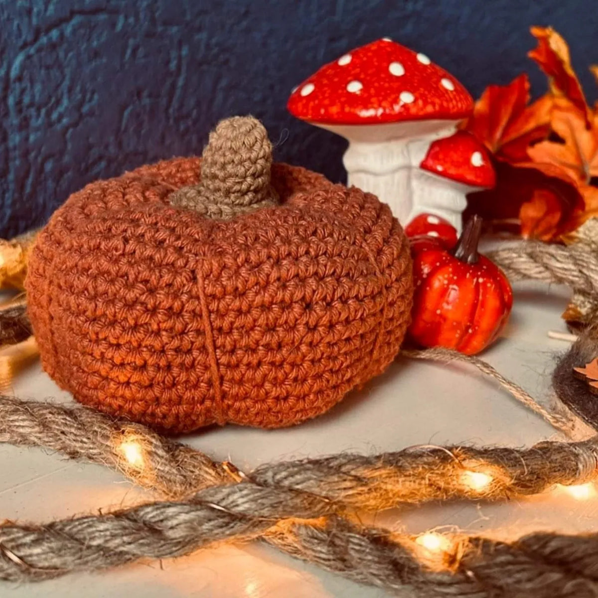 Donkeroranje gehaakte pompoen gemaakt met Haakpatroon pompoen Zucca ontworpen door Cora's Knit Knacks, gehaakt door klant Marieke
