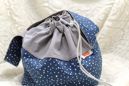 Projecttas Medium gemaakt door Pukkiez in kleur donkerblauw met grijze stippen