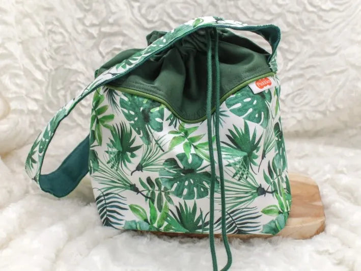 Projecttas Medium gemaakt door Pukkiez met monstera printje en groene stof