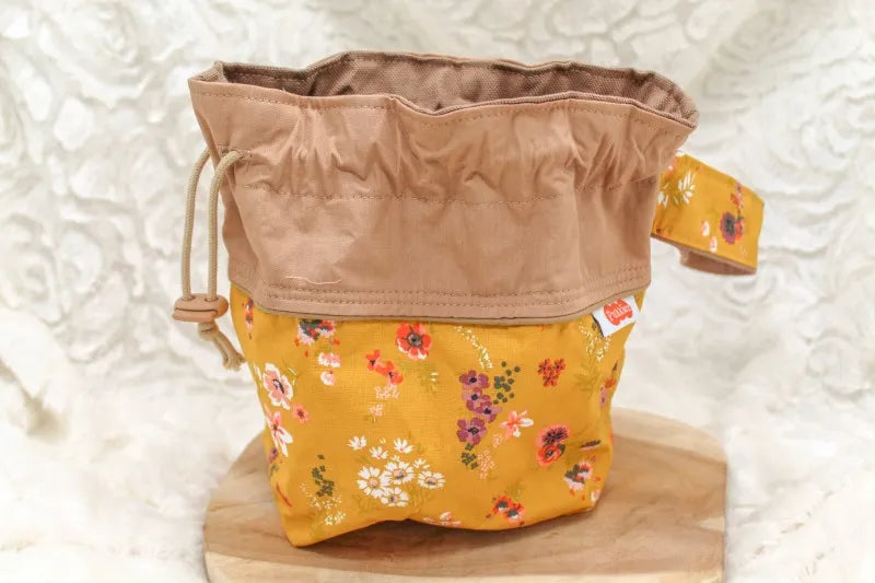 Projecttas Small gemaakt door Pukkiez met okergele stof met bloemen en beige stof
