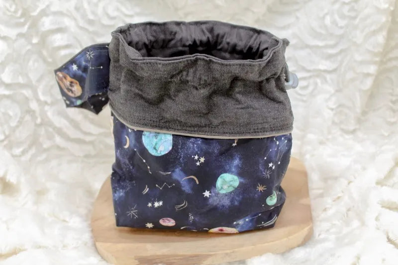 Projecttas Small gemaakt door Pukkiez met planeten printje en donkergrijze stof
