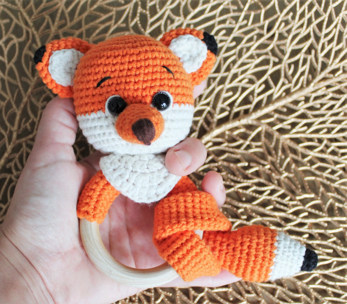 Gehaakt Haakpatroon rammelaar Foxy ontworpen door LarissDesigns