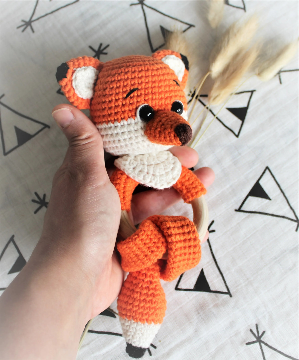 Gehaakt Haakpatroon rammelaar Foxy ontworpen door LarissDesigns