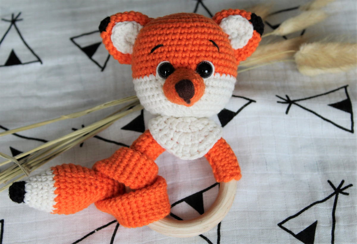 Gehaakt Haakpatroon rammelaar Foxy ontworpen door LarissDesigns