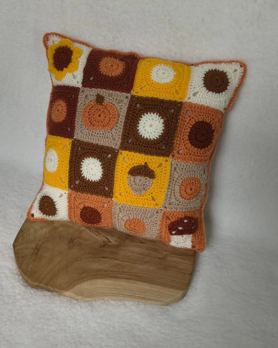 Gehaakt Haakpatroon Retro granny herfstkussen ontworpen door World of Womencraft