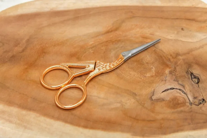 Rosé goud ooievaarschaartje, mooi schaartje voor borduren, haken en breien