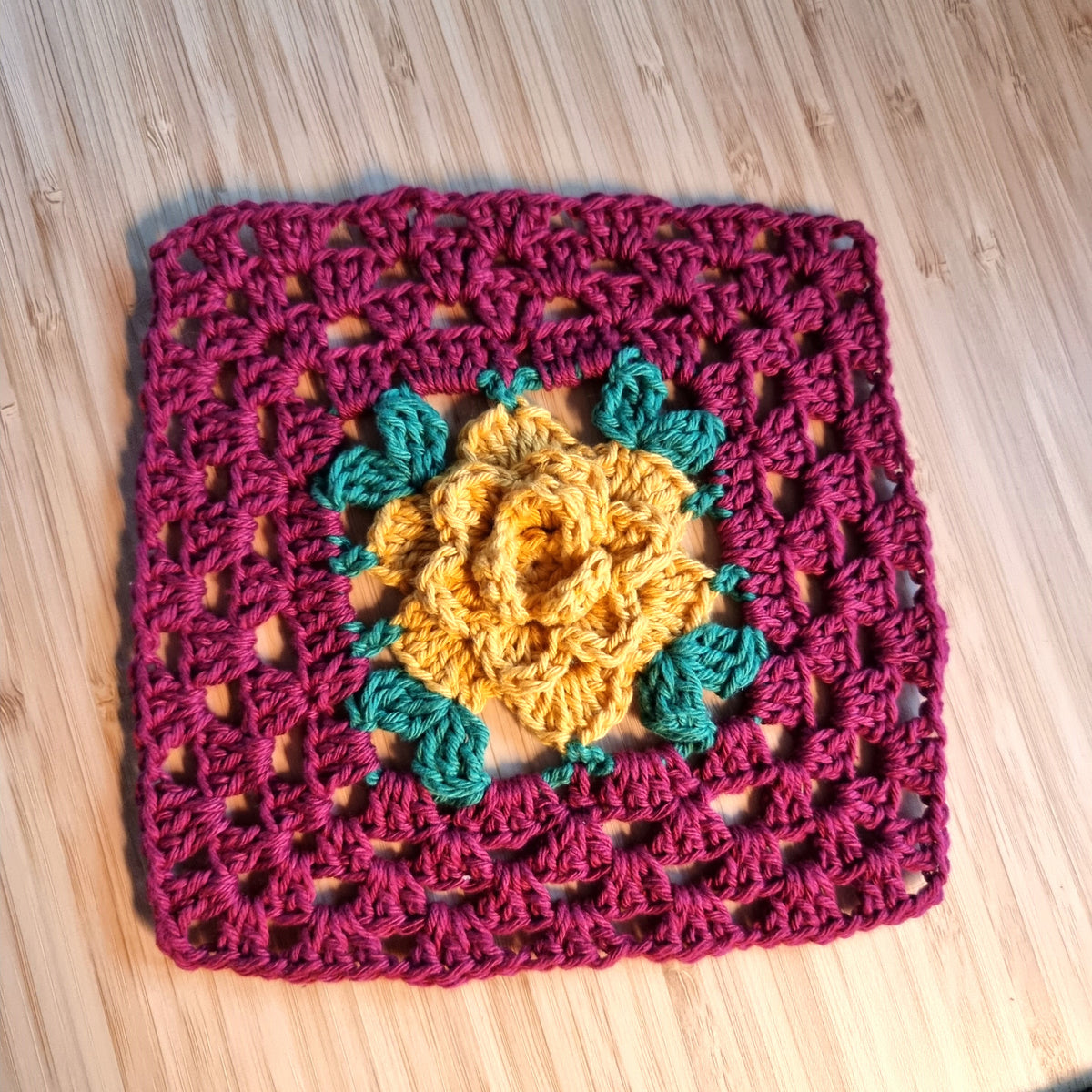 Gehaakt vierkant van het haakpatroon van de granny square sjaal Roos ontworpen door KaDouz