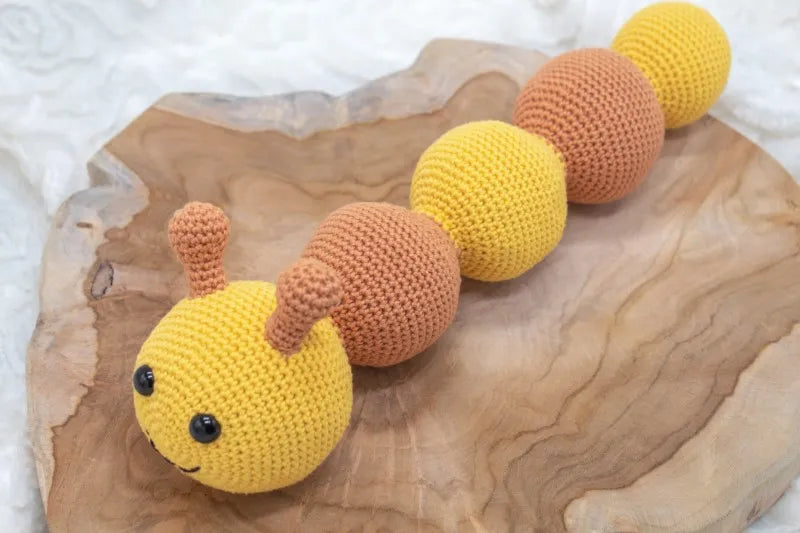 Gehaakt Haakpatroon rups Renee ontworpen door Cora's Knit Knacks