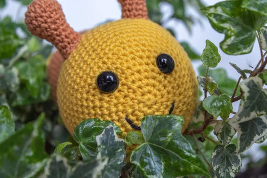 Close up van gehaakt Haakpatroon rups Renee ontworpen door Cora's Knit Knacks