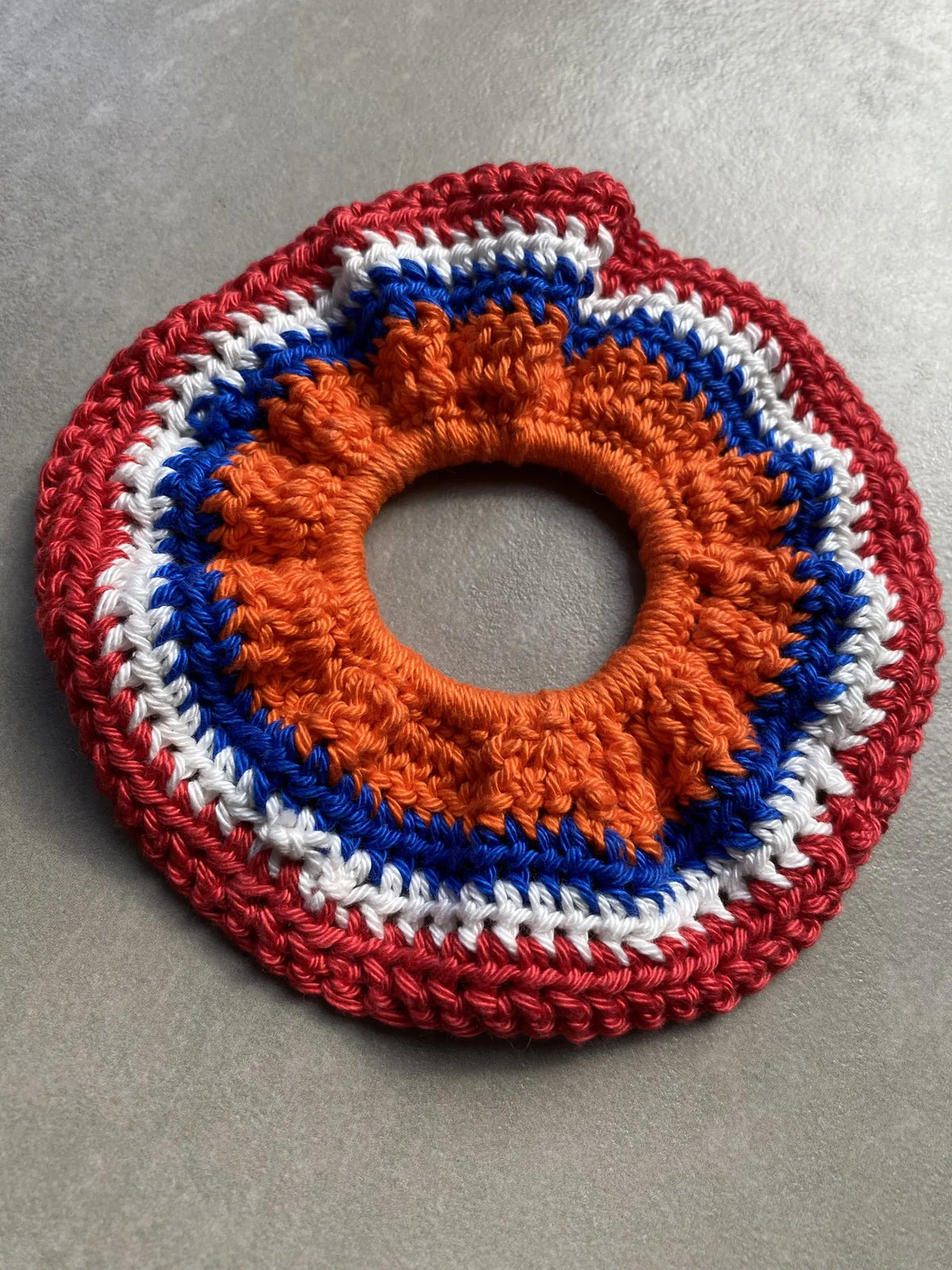 Gehaakt Koningsdag scrunchies bundel ontworpen door Crafting Dutchie
