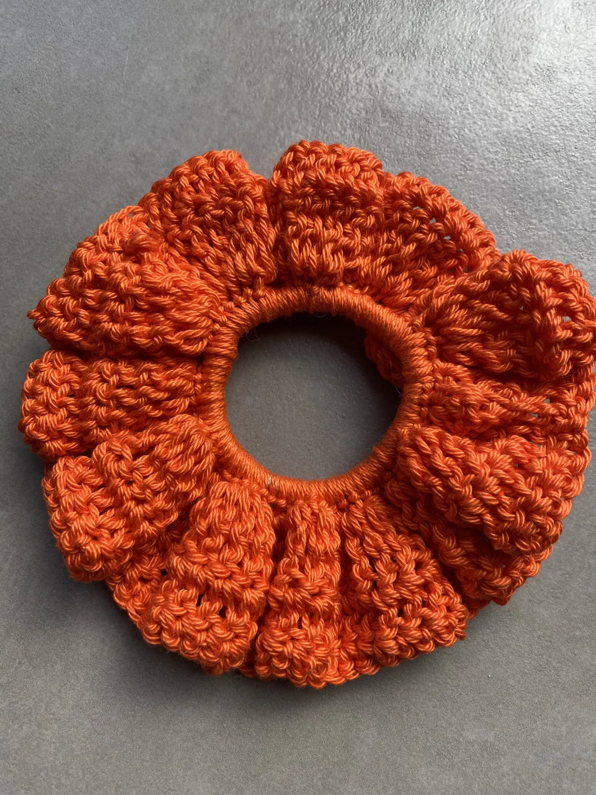 Gehaakt Koningsdag scrunchies bundel ontworpen door Crafting Dutchie