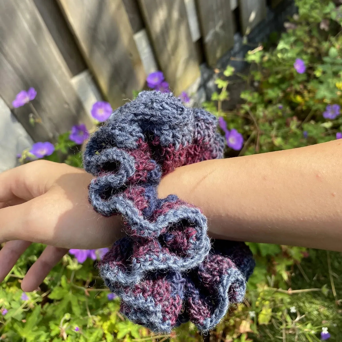 Gehaakt Haakpatroon scrunchie Sanne ontworpen door Crafting Dutchie