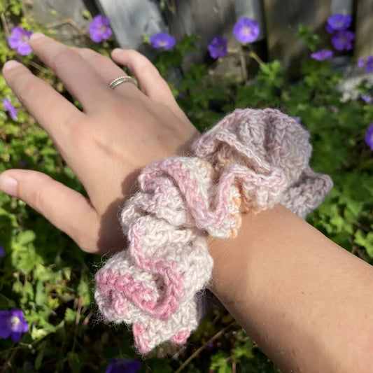 Gehaakt Haakpatroon scrunchie Sanne ontworpen door Crafting Dutchie