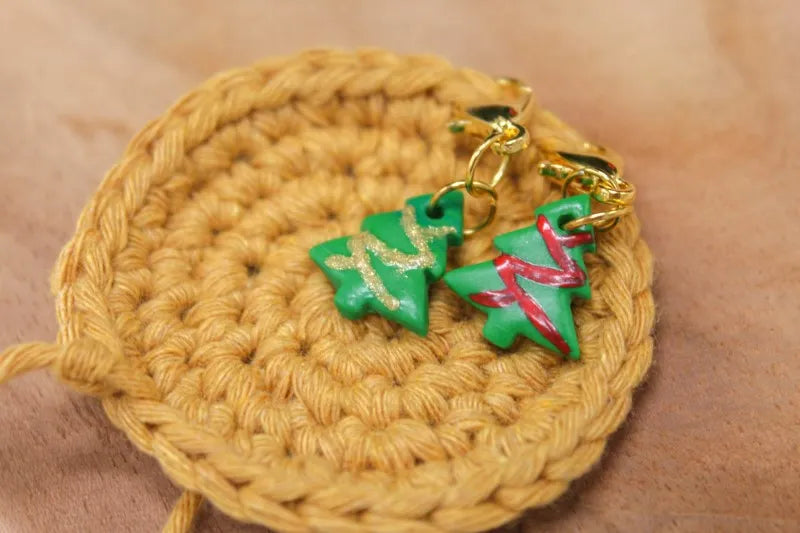 Handgemaakte Steekmarkeerder kerstboom van klei, handgemaakt door Beaudeleine