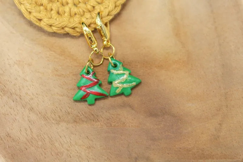 Handgemaakte Steekmarkeerder kerstboom van klei, handgemaakt door Beaudeleine