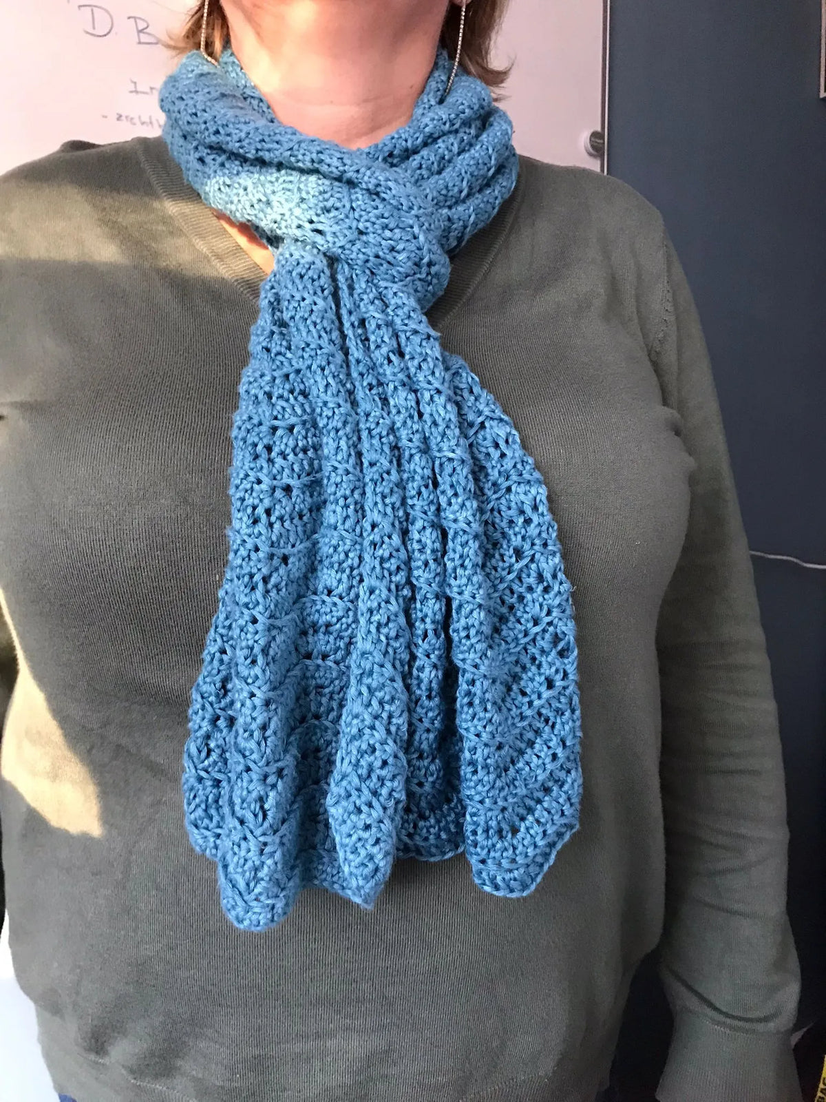 Gehaakt Haakpatroon sjaal Shana ontworpen door Cora's Knit Knacks, gehaakt en gedragen door klant Lia
