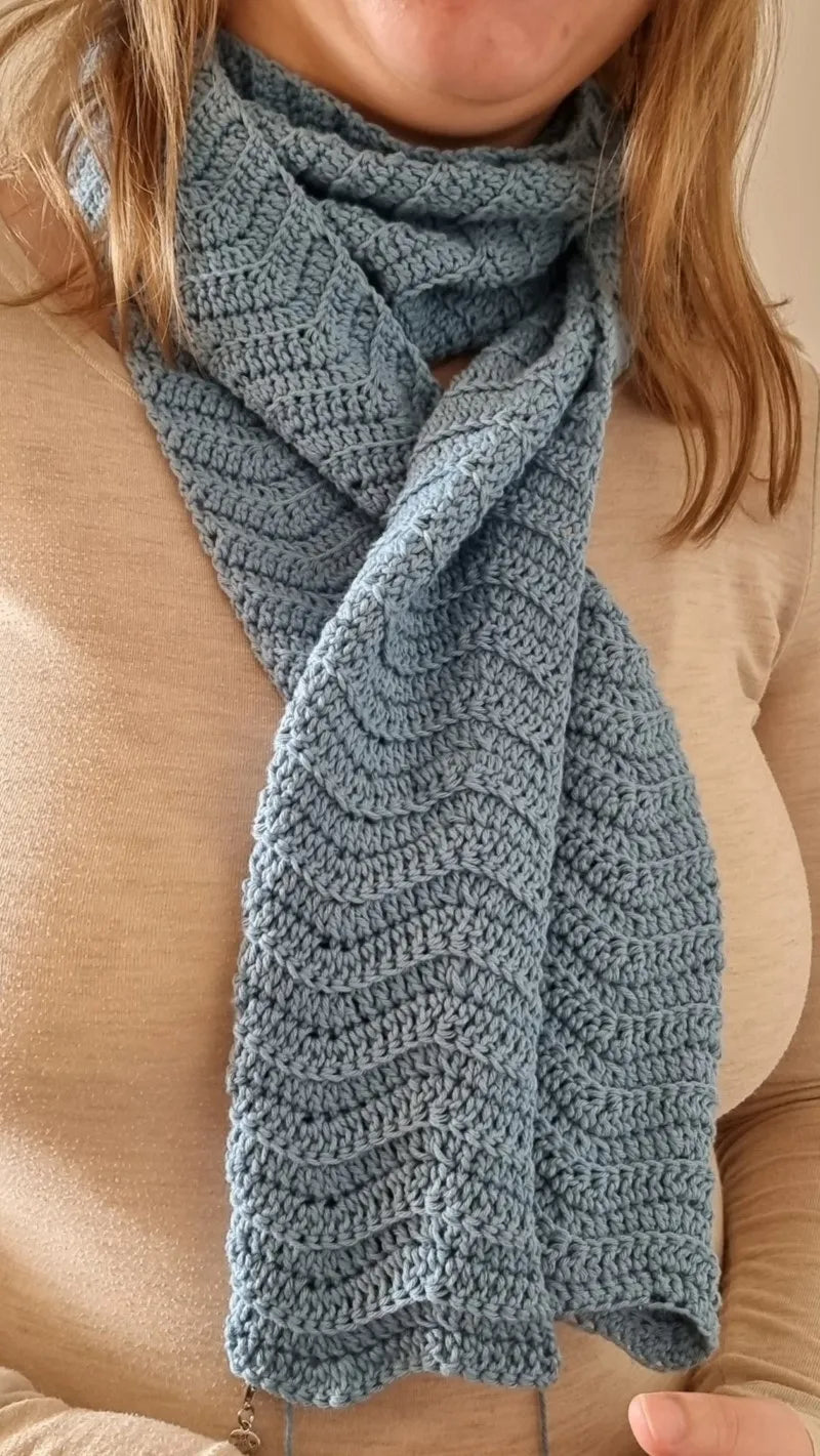 Gehaakt Haakpatroon sjaal Shana ontworpen door Cora's Knit Knacks, gedragen door een vrouw