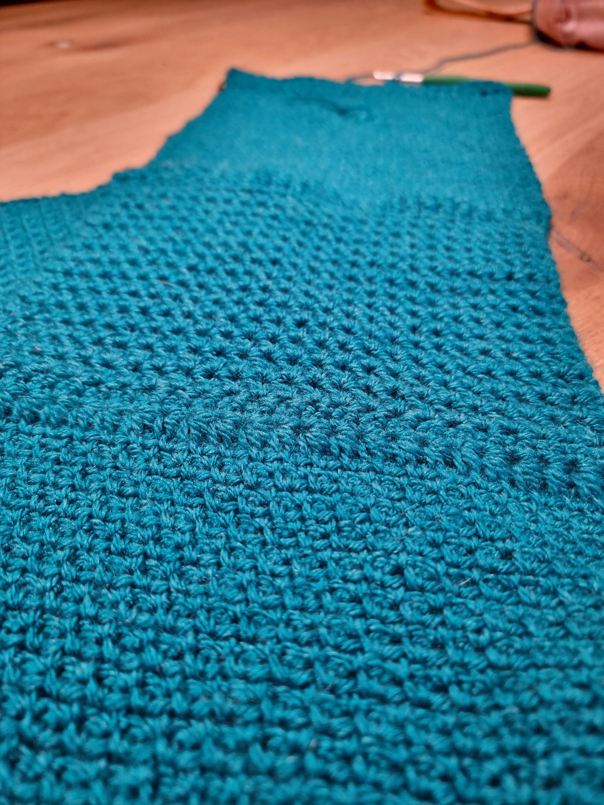 Close up van het gehaakte Haakpatroon sjaal Sophie ontworpen door Cora's Knit Knacks