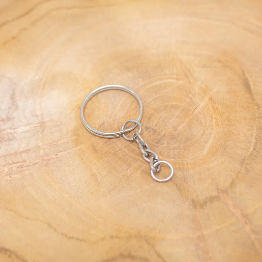 Metalen sleutelhanger met dubbele ring en korte kettingschakels
