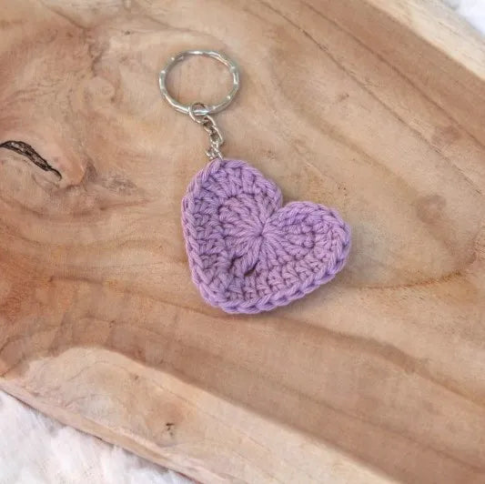 Paarse sleutelhanger Gehaakt met Haakpatroon sleutelhanger hartje ontworpen door Cora's Knit Knacks