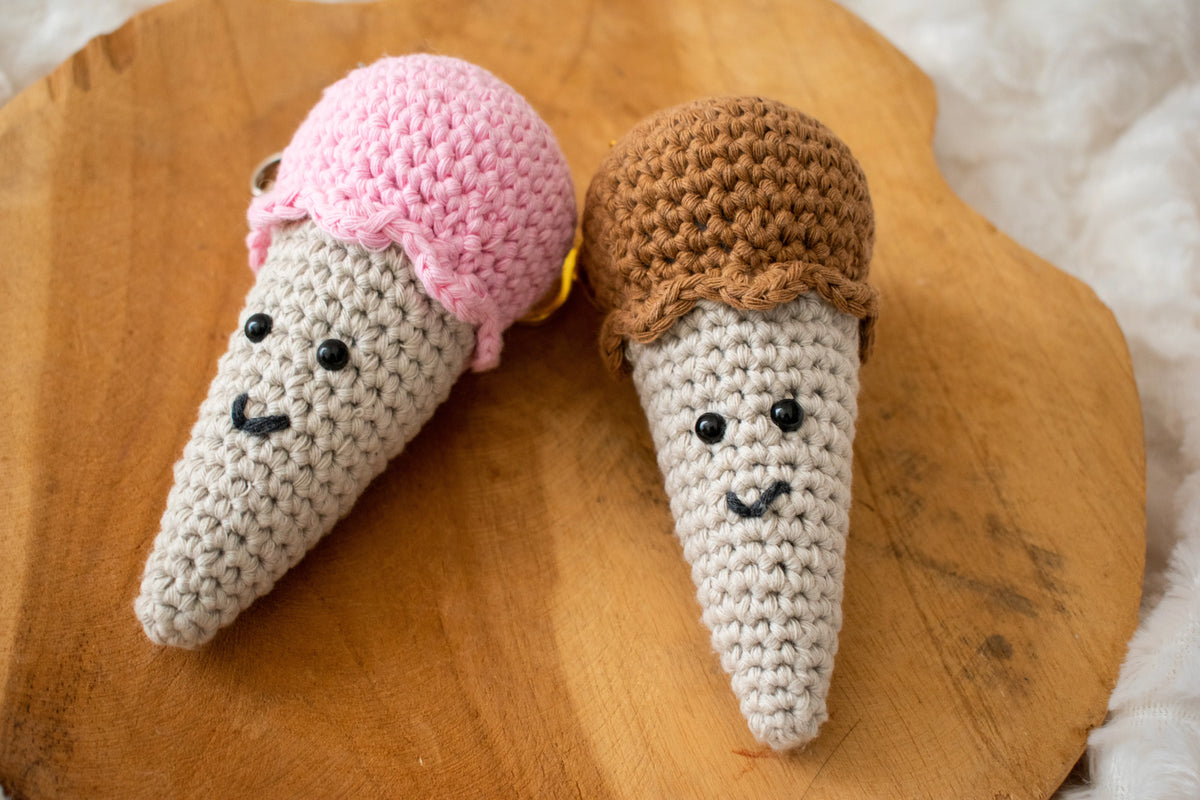 Roze en bruin ijsje gehaakt naar Haakpatroon sleutelhanger ijsje Lia ontworpen door Cora's Knit Knacks