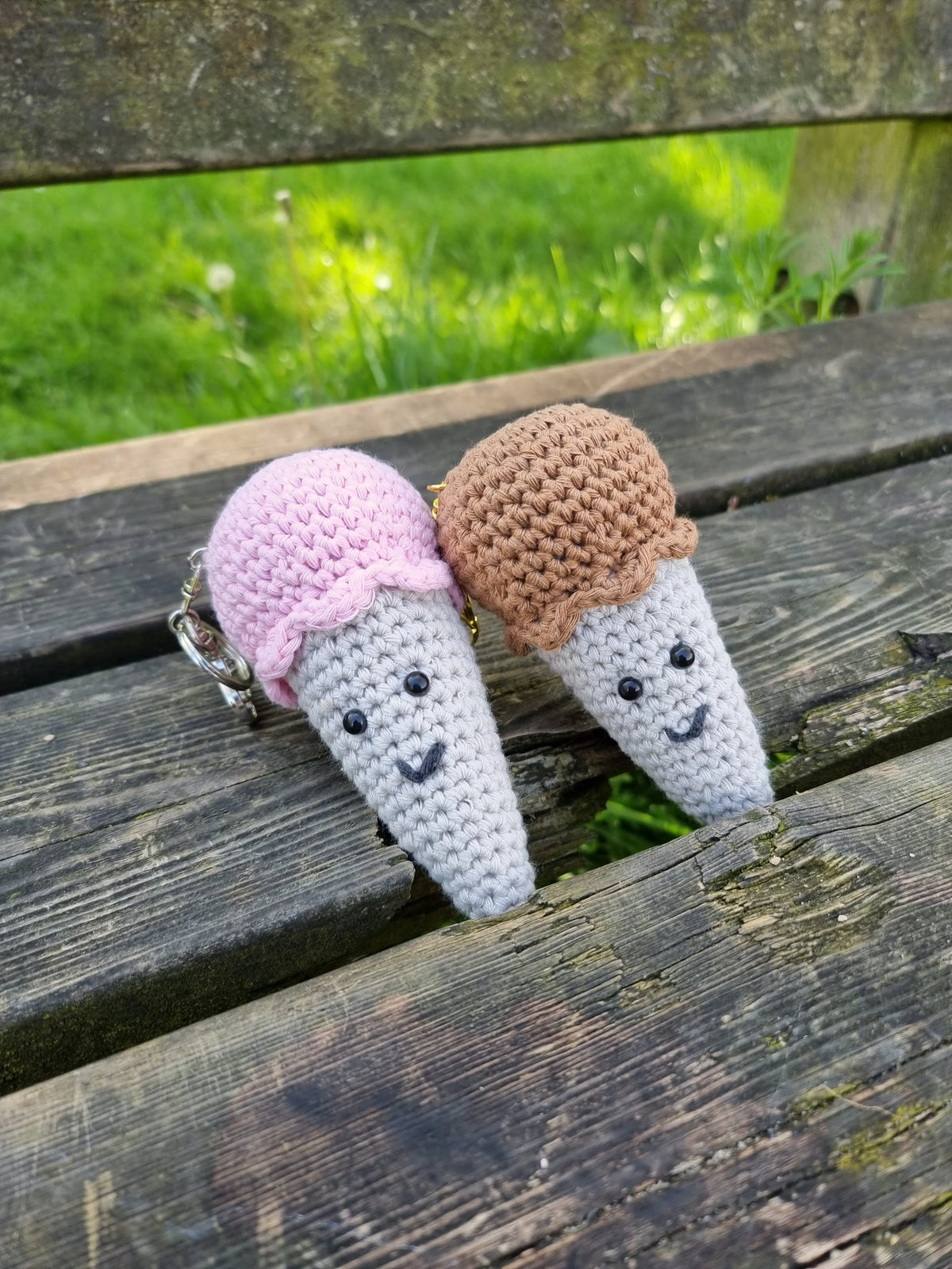 Roze en bruin ijsje gehaakt naar Haakpatroon sleutelhanger ijsje Lia ontworpen door Cora's Knit Knacks