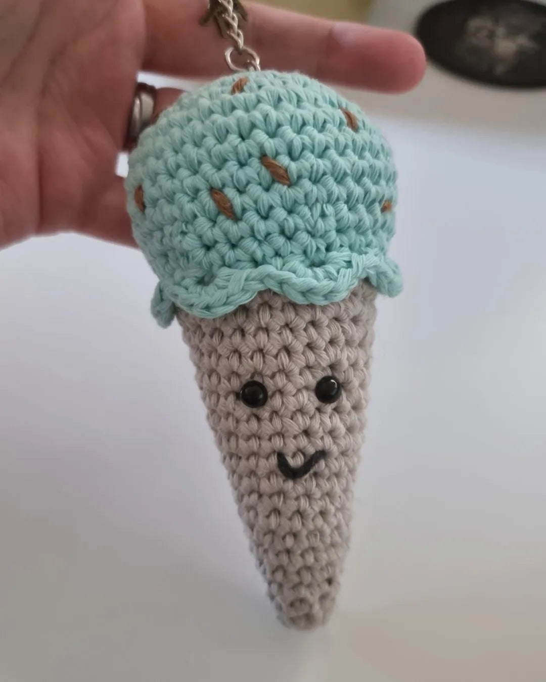 Gehaakt Haakpatroon sleutelhanger ijsje Lia ontworpen door Cora's Knit Knacks